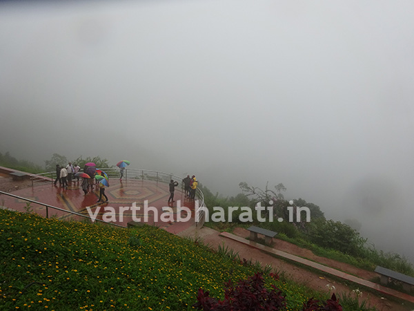 ಮಡಿಕೇರಿಯಲ್ಲಿ ದಟ್ಟ ಮಂಜು : ಸಾಧಾರಣ ಮಳೆ